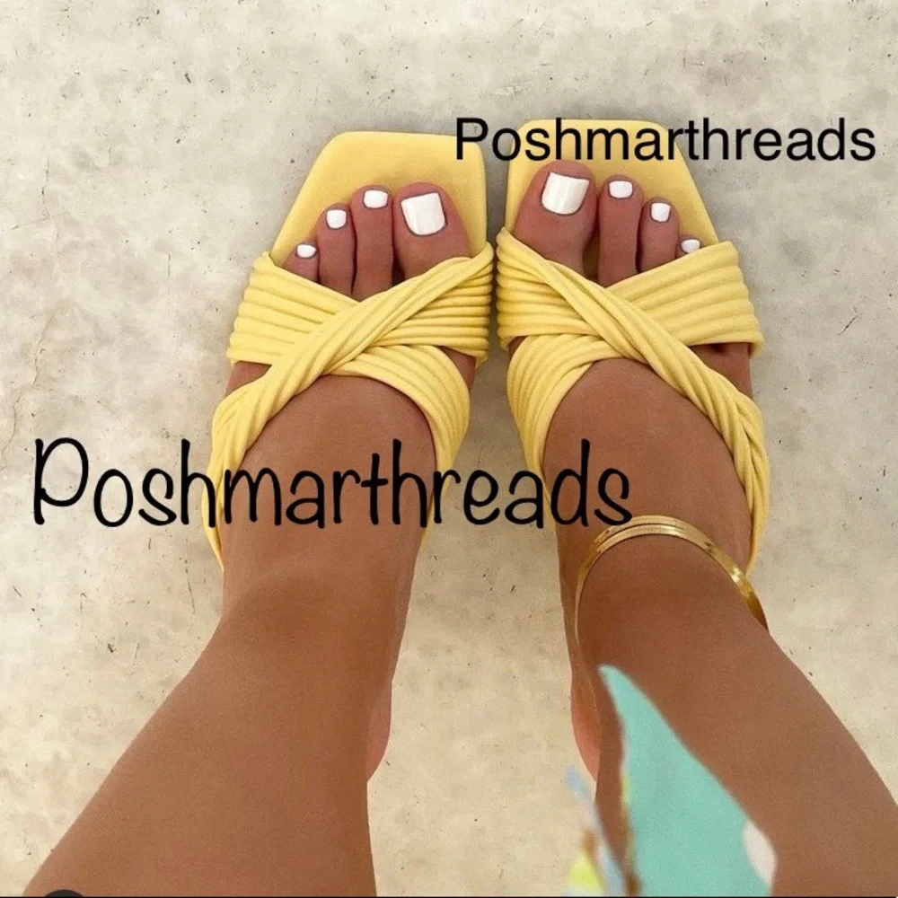 Zara bloggers fave yellow pleated square toe sandal - Picture 1 of 11